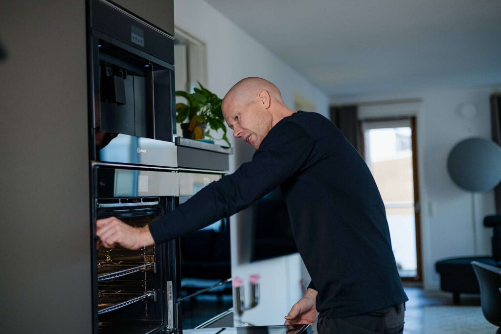 Nærbillede af betjeningspanelet på en indbygningsovn